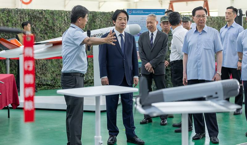總統聽取反輻射無人攻擊系統及中科院各型無人機等介紹