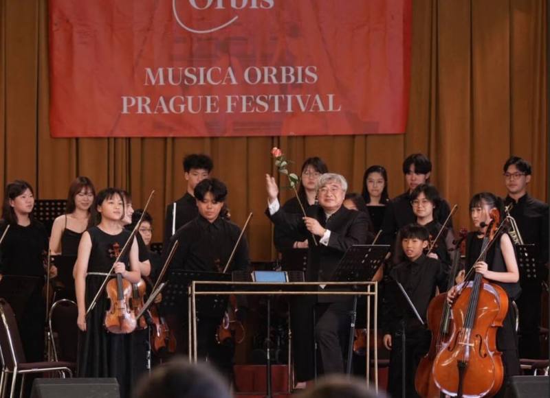 梅哲愛樂青少年管弦樂團在「2026布拉格國際音樂節」中演繹經典的西方管弦樂作品，以極具感染力的演繹和飽滿的音樂張力，獲得管弦樂比賽的「銀獎」。（梅哲愛樂青少年管弦樂團提供）