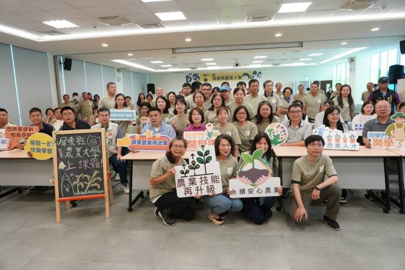 屏東縣農業大學第12屆開學典禮16日舉行，縣長周春米（中粉色上衣者）希望新學員把握學習機會，持續精進專業知能，穩健成長成為屏東農業的重要力量。（屏東縣政府提供）
