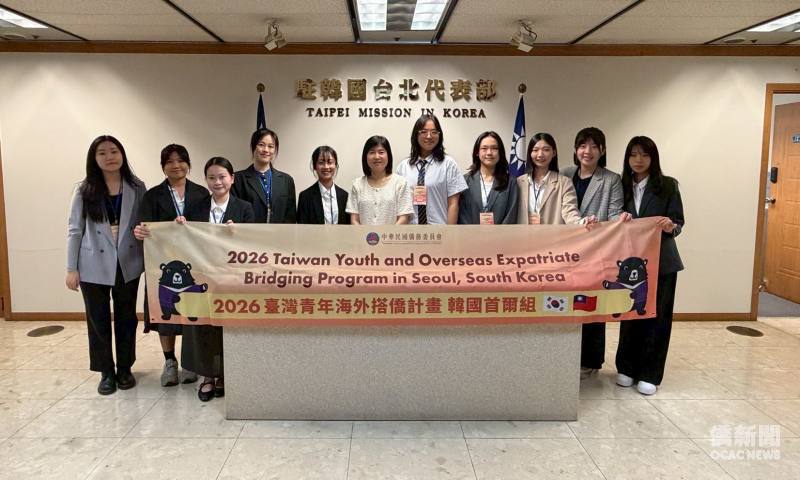 搭僑學員與駐韓國代表處副代表郭秋雯合影