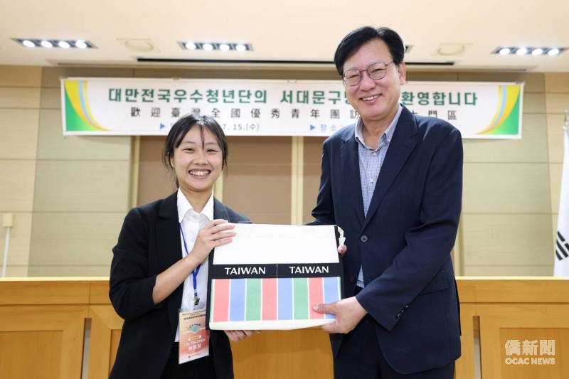 學員代表林姵辰贈送僑務委員會特製「臺灣特色茄芷袋包」予朴雲基