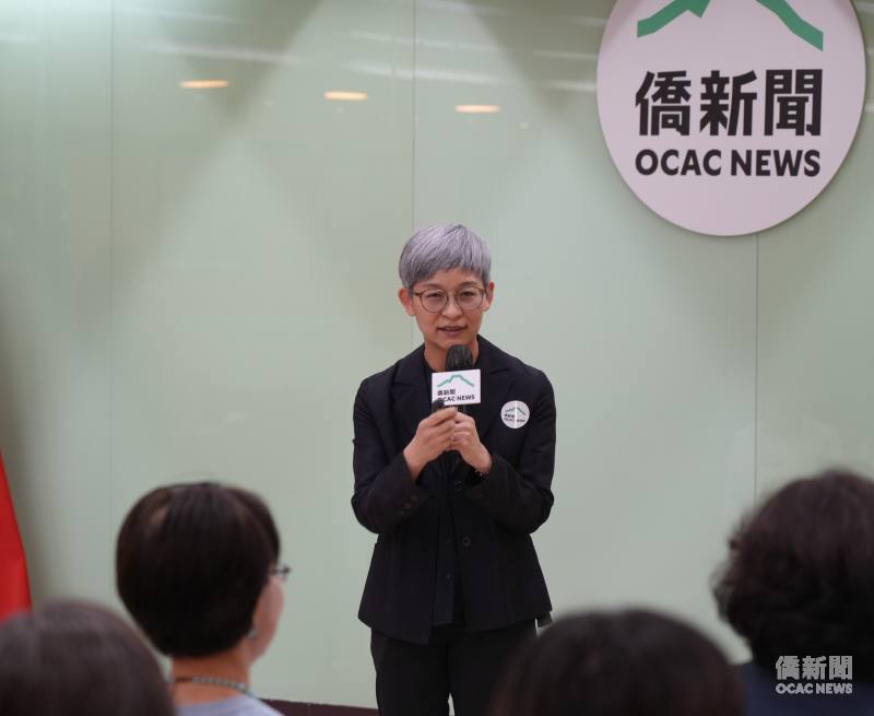 僑委會通訊社總編輯羅融介紹《僑新聞》改版內容。
