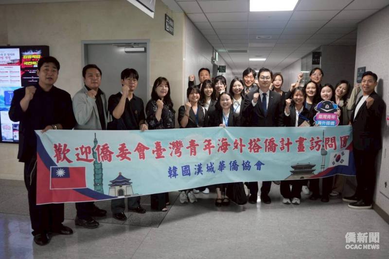 金東我國會議員(第一排左七)與僑界代表及搭僑計畫學員合影