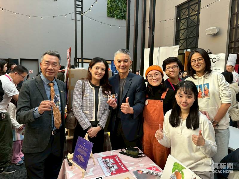 處長呂明澤夫婦、僑務委員林賢成與臺灣設計師在澳洲協會文創攤位志工合影