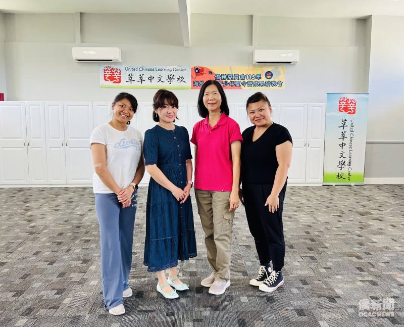 橙縣文教中心主任蕭蓓如(左2)、莘莘中文學校校長羅美娟(右2)、兩位遴派老師劉紋岑(左1)與劉欣怡(右1)