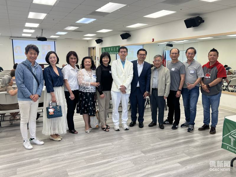 楊斯棓(中)、張正邦(右一)、新任金山灣區文教中心主任王偉讚(右五)與貴賓合影
