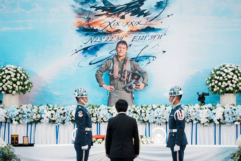 總統親頒褒揚令表彰殉職空軍飛官盡忠職守與捍衛國土的忠勇精神|戰略