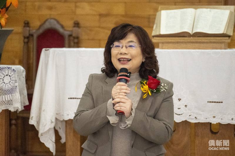 謝妙宏勉勵畢業生持續精進華語文，並感謝校方、教師、家長及僑界共同推動海外華語文教育