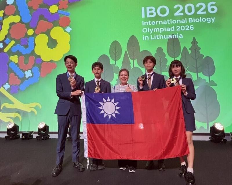 2026年第37屆國際生物奧林匹亞競賽於12日至19日在立陶宛舉行，台灣代表隊由台中一中許庭睿（左1）、北一女中陳語晨（右1）、建國中學詹緯濬（左2）及姚亦耕（右2）等4名學生組成，在競爭激烈的賽事中脫穎而出，全數獲金牌。駐立陶宛代表王雪虹（中）出席頒獎典禮祝賀。（駐立陶宛代表處提供）
