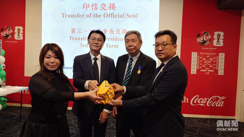 由駐布里斯本辦事處處長范厚祿(左2)以及澳洲昆士蘭國際傑人會創會會長柯文耀(右2)的監交下，澳洲昆士蘭國際傑人會副會長洪燕霞(左1)代表滿任會長林寶蓮交棒新任會長陳彥華(右1)