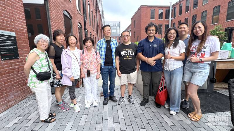 波克萊臺灣商會（BTCC）「 從農場到餐桌：余心樂農場分享會 × BBQ 午後交流會」合影；波克萊臺灣商會會長陳冠中（右五）感謝講者「余心樂農莊」創辦人郭延鐸（右四），以及波士頓文教中心主任康雅雄（左五）和波士頓僑務委員郭競儒（左四）出席活動。