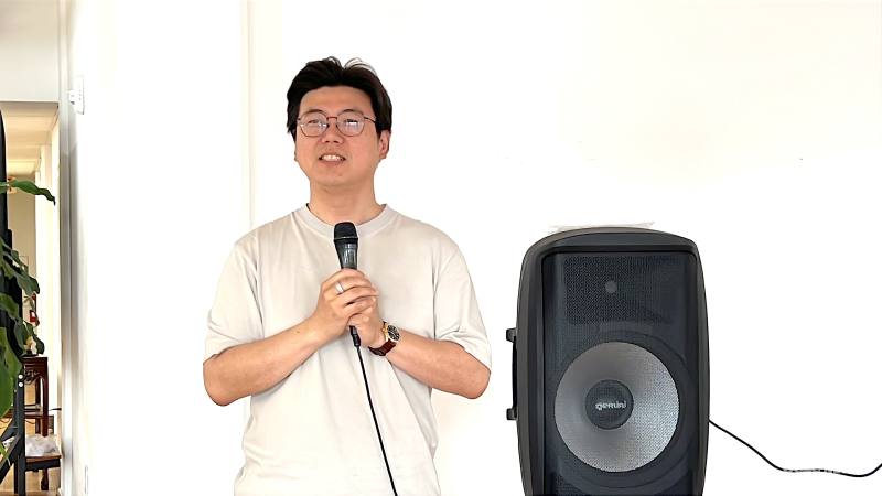 盧彥君介紹與會專業人士。