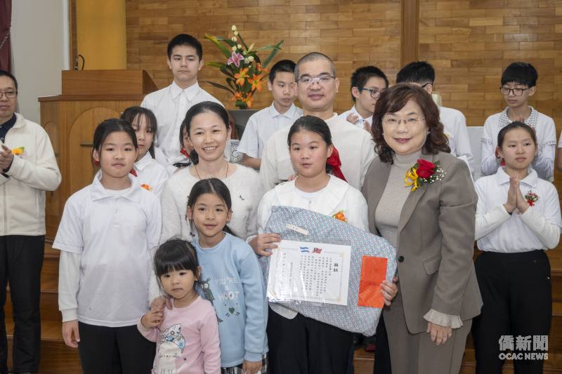 駐阿根廷大使謝妙宏頒發大使獎予小學部畢業生，並與學生及家長合影