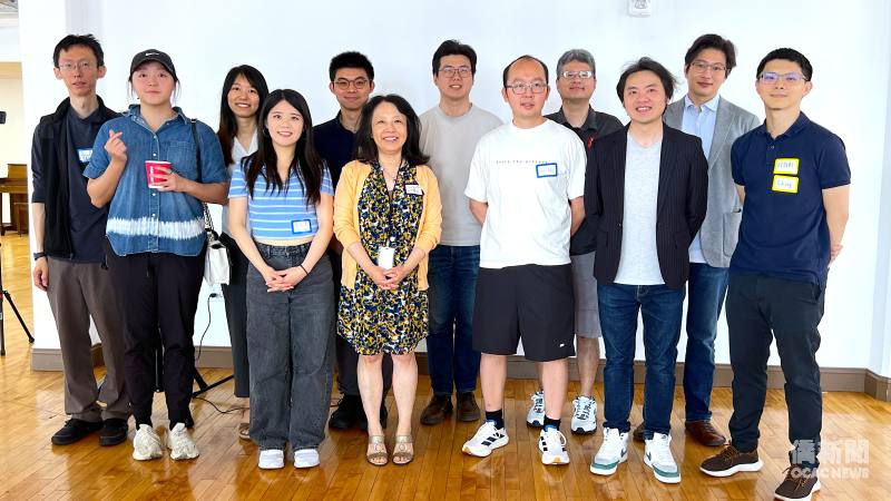 LuTra Studio創辦人盧彥君（右六）邀來賽諾飛（Sanofi）全球醫學主任鄭宇辰（右二）等大波士頓年輕專業人士和青年交流。