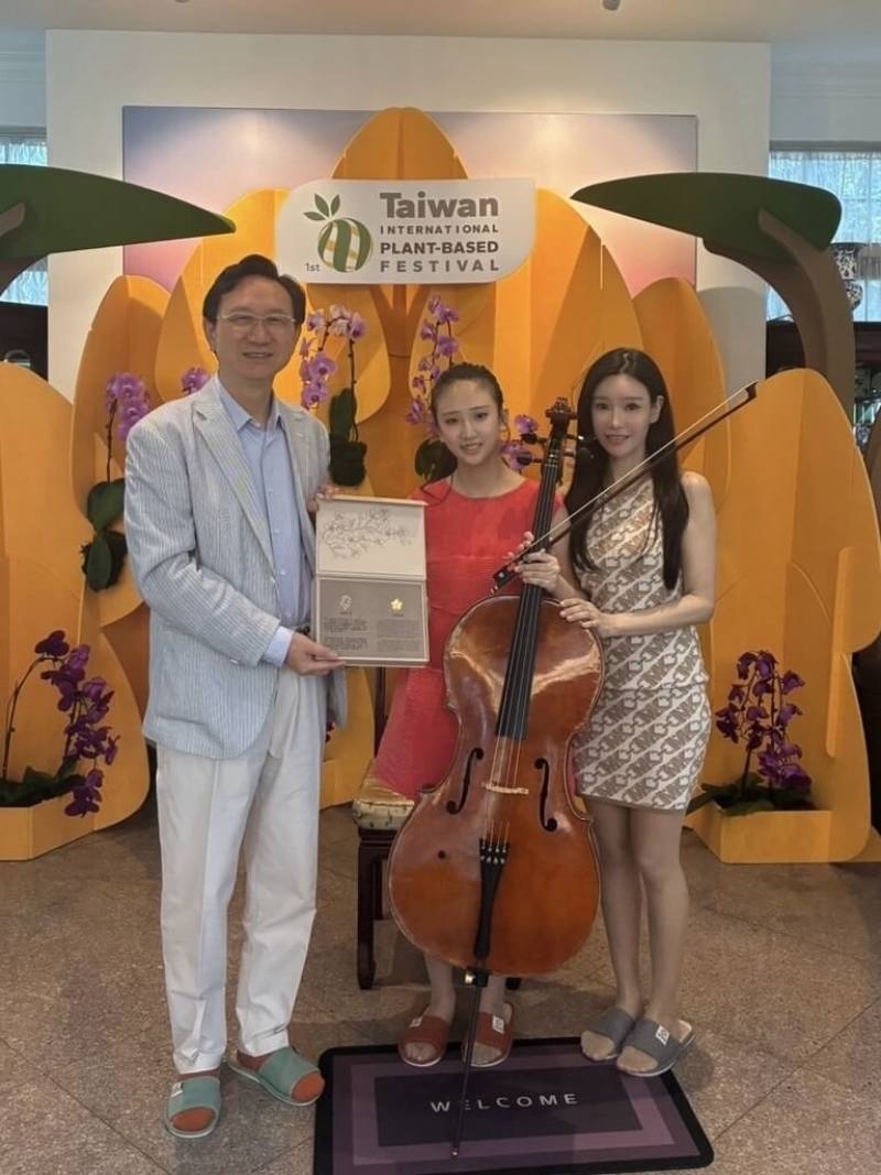 15歲的台灣大提琴新秀陳泱羽（中）本週在新加坡舉行的國際音樂大賽中奪得大提琴組冠軍，並與駐新加坡代表童振源（左）合影。（陳泱羽提供）