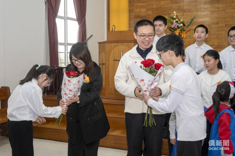 畢業生獻花予老師，感謝老師多年辛勤付出與教導
