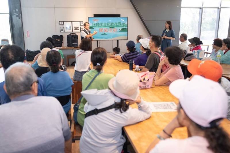 桃園市環保局表示，桃園擁有國家級重要濕地等優質棲地，每年吸引逾9000隻候鳥停棲，今年首度規劃「桃海的飛行詩篇」系列活動，除了賞鳥導覽，也規劃創意繪畫、鳥類攝影票選等活動。（桃園市政府環保局提供）