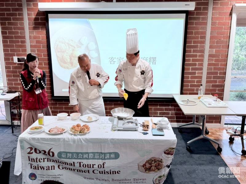 臺北儂來餐廳行政總監黃景龍及駱師傅醬味川客菜創意總監駱進漢示範客家手工麻糬