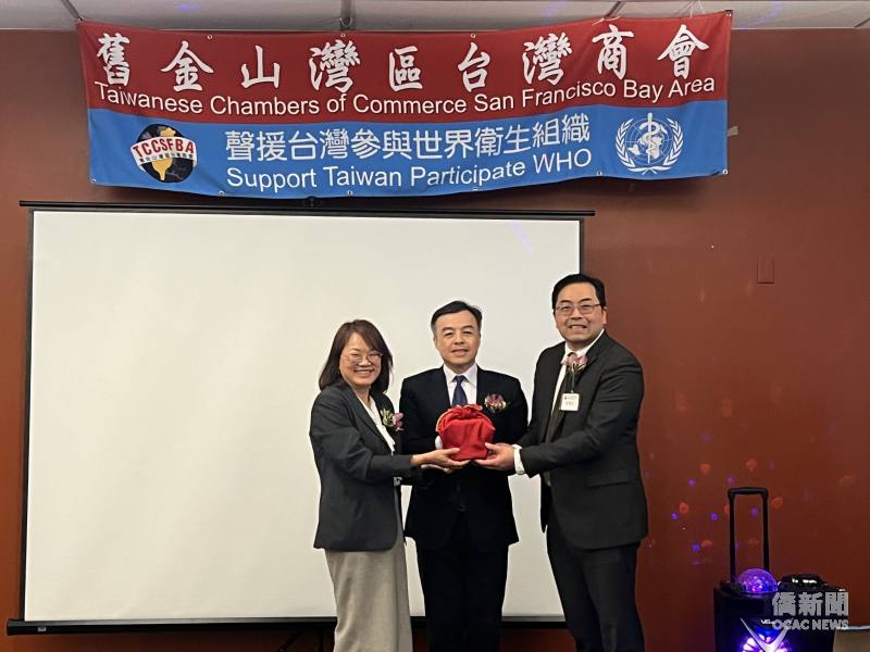 伍志翔（中）主持監交會長交接典禮，由何淑貞（左）交棒予楊燿宏（右）。