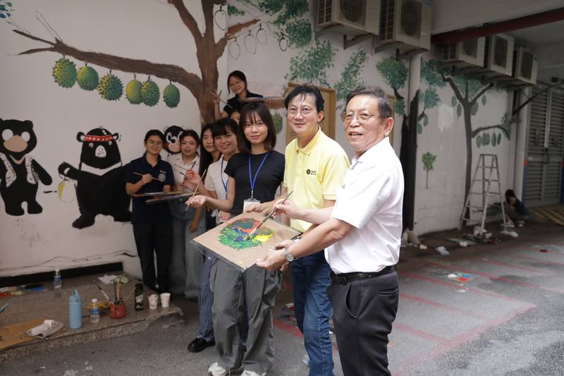 台灣青年參與僑務委員會「台灣青年海外搭僑計畫」，與馬來西亞青年共同彩繪巴生社區壁畫，透過公共藝術推動文化創生。圖為馬來西亞留台校友會聯合總會會長洪進興（右1）與參與活動的台灣青年合影。