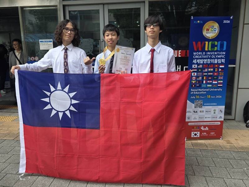 永慶高中AI科技特色班一年級學生官承逸（左起）、簡瑞恩、龔義誠日前參加2026年韓國WICO世界創新競賽，以作品「AI輔助紅綠燈識別導盲背心」榮獲銀牌獎。（永慶高中提供）