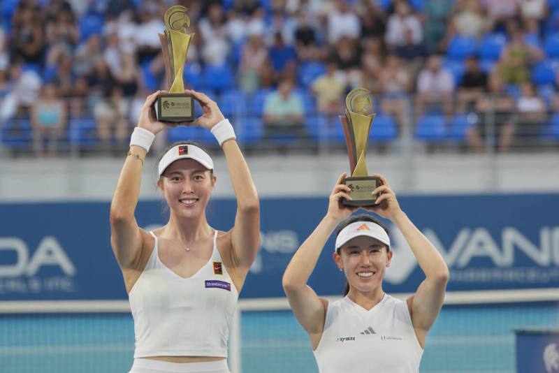 在希臘舉行的國際女子網球協會（WTA）雅典女網賽，台灣好手詹皓晴（左）與日本名將加藤未唯（右）攜手在女雙冠軍戰勝出，賽後兩人興奮高舉冠軍獎盃。（詹皓晴提供）