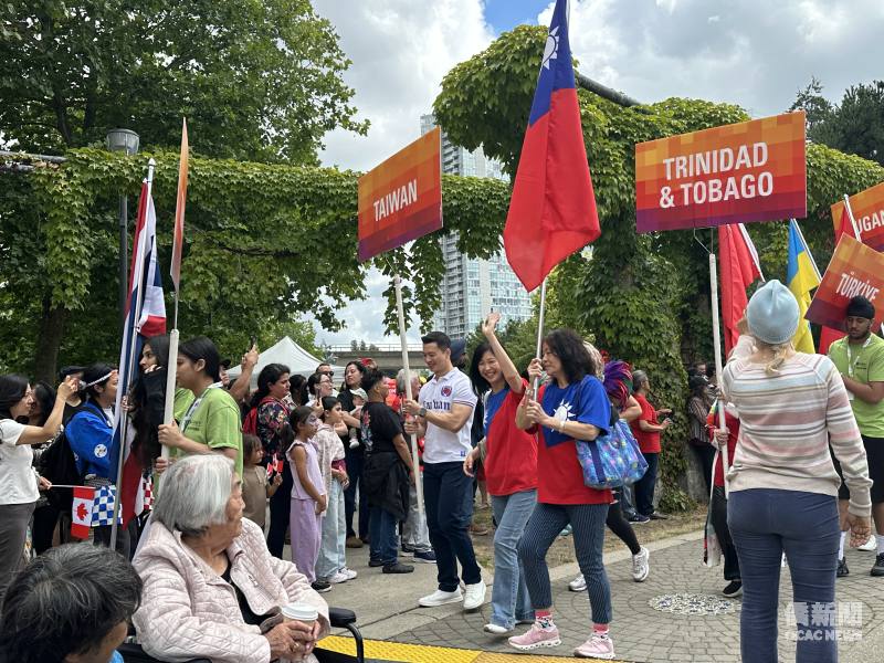 駐溫哥華辦事處僑務組組長郭淑貞及領務組組長劉裕民加入Surrey Fusion Festival多元文化遊行的行列