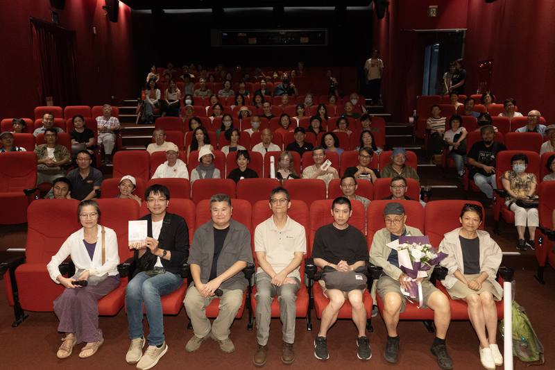紀錄片「風吹」特映會20日下午在台北光點華山電影館舉行，導演李惠仁（前左3）、刺蔣案主角黃文雄（前右2）、四二四教育基金會董事長詹順貴（前中）與觀者在映後一同合影。