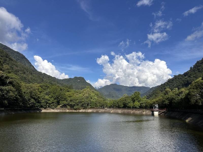 響應原住民族日，林業及自然保育署南投分署轄管奧萬大國家森林遊樂區31日起至8月2日，將推出門票新台幣10元優惠活動。圖為奧萬大調整池。（林業及自然保育署南投分署提供）