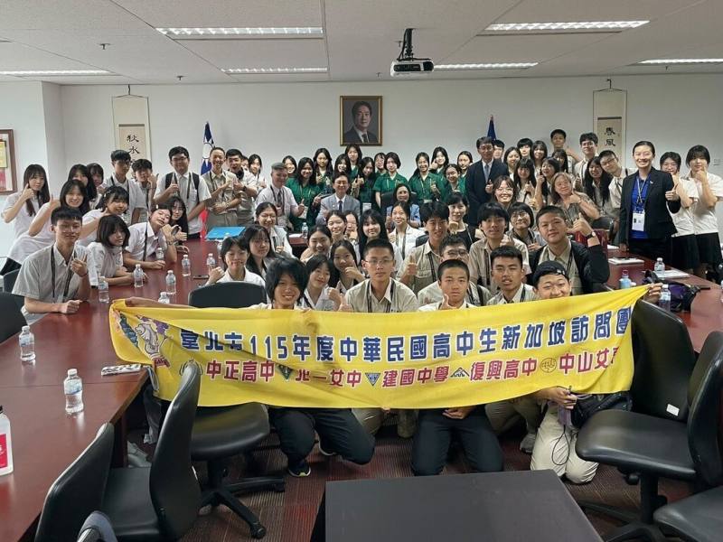 今年「台星高中生交流計畫」的台灣高中生訪問團17日拜訪駐新加坡代表處。（駐新加坡代表處提供）