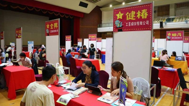 勞動部勞動力發展署中彰投分署21日說，暑假期間辦3場大型徵才活動，提供超過3200個職缺，協助青年在地就業，企業在地攬才。（中彰投分署提供）