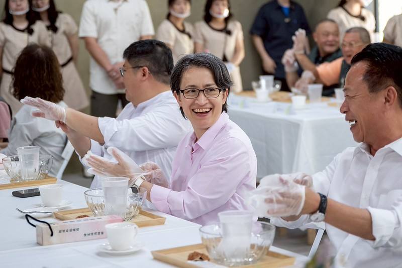 副總統親自DIY手洗愛玉、品嚐阿里山咖啡、酪梨海苔卷等在地農特產品，體驗在地農業文化及見證舊農業設施活化成果