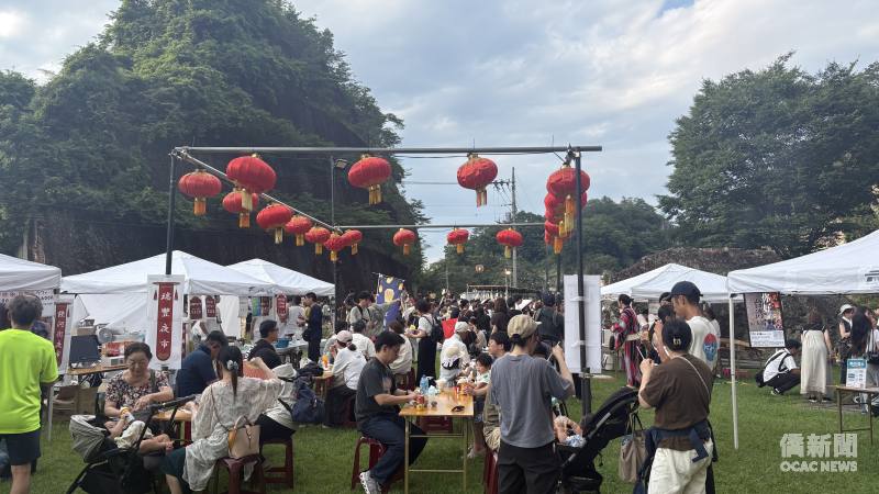 民眾漫遊臺灣夜市特色攤位，在品嘗美食與互動體驗中感受臺灣文化魅力。