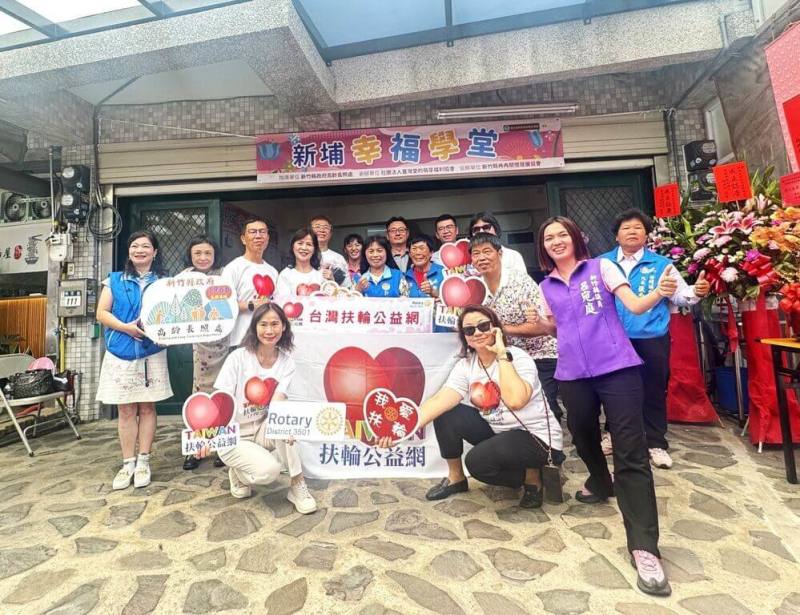 新竹縣政府攜手民間團體，於新埔鎮及關西鎮增設2處失智社區照護據點，其中新埔據點20日舉辦揭牌儀式。（新竹縣政府提供）