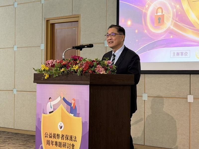 公益揭弊者保護法為首部揭弊保護專法，法務部21日舉行1週年研討會，部長鄭銘謙（圖）表示，這場週年研討會，不只是回顧過去一年成果，更希望藉由與會者的專業法學素養與豐富實務經驗，共同思考制度如何持續精進，讓揭弊者獲得更完善保障。