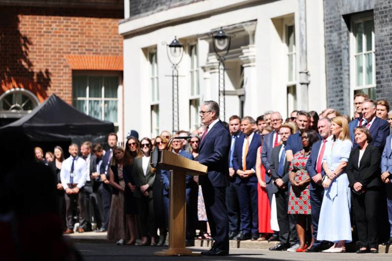英國首相施凱爾20日在唐寧街發表卸任演說，他隨後前往白金漢宮晉見國王查爾斯三世，正式請辭首相。（英國首相府提供）