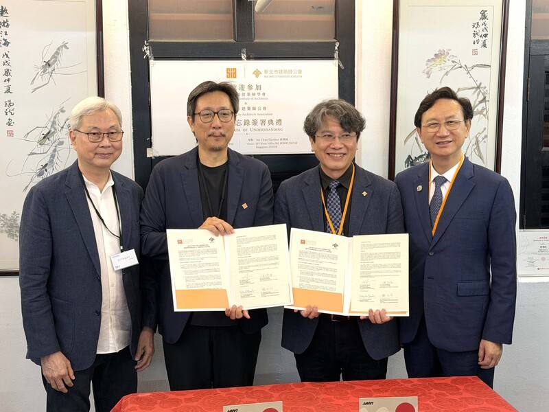 新北市建築師公會本週訪問新加坡，並與新加坡建築師學會簽署合作備忘錄。新北市建築師公會理事長汪俊男（右2）與駐新加坡代表童振源（右）等人合影。