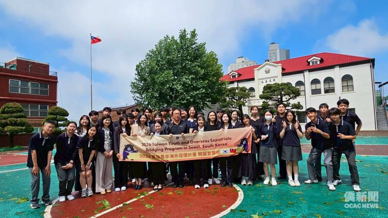 搭僑計畫訪問團與仁川華僑中山中小學師生合影