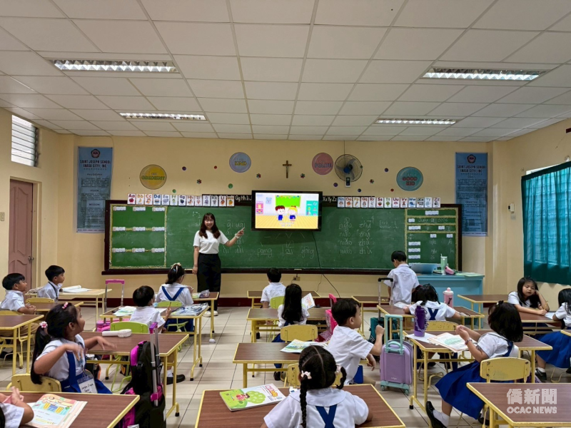 海華文教志工邱昱璇於耀華中學帶領學生學習，提高學生學習華語興趣。