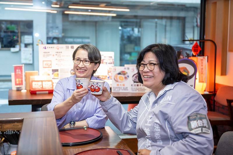 副總統與立法委員王美惠共同品嚐店內特色料理，肯定青年返鄉創業同時攜手小農產業升級