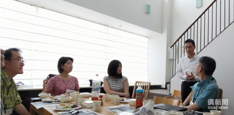 在日台灣同鄉會副會長多田惠帶領與會者學習臺灣臺語羅馬字拼音