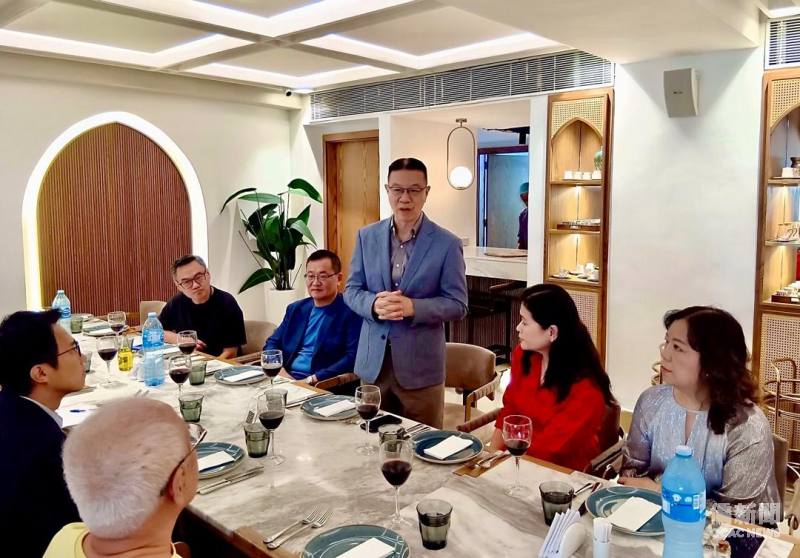 即將離任的駐奈及利亞代表劉翼平(立者)感謝奈及利亞臺僑商界在他任內協助推動各項業務，期許未來能繼續支持駐奈及利亞代表處，並在海外發揮團結臺灣力量。