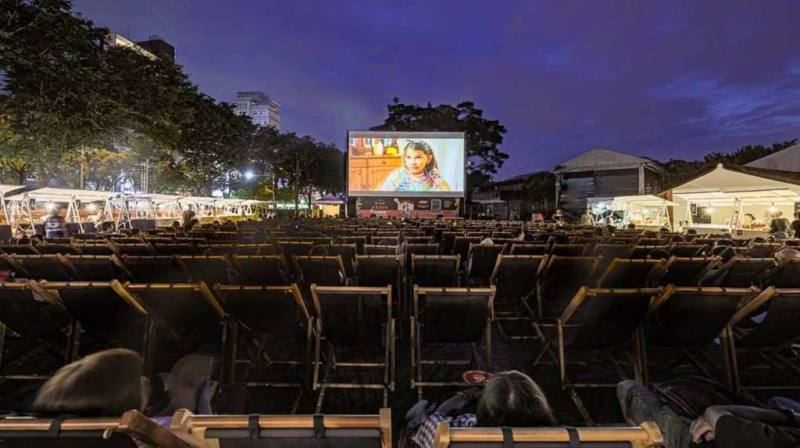 新竹縣新瓦屋板凳電影院邁入第21年，24日、25日將加開特別放映場，播映電影「陽光女子合唱團」，現場也將安排市集及親子活動，歡迎民眾參與。（新竹縣政府提供）