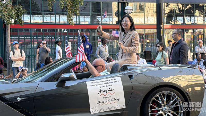 西雅圖文教中心主任鍾佩珍代表駐西雅圖辦事處處長林美呈出席華埠海洋節遊行活動