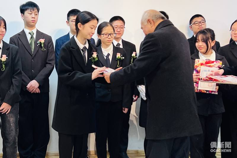 僑務委員陳俊宏頒發成績優良獎給畢業生
