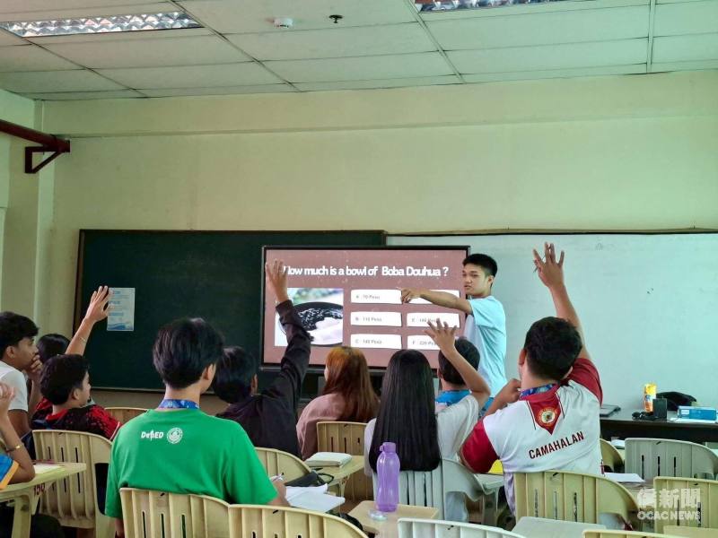 國立暨南國際大學公共行政與政策學系學生志工擔任助教，協助學生進行華語會話與課堂活動。