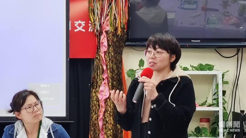 僑務秘書王詩婷向與會學員推廣僑務委員會華語文數位研習資訊，並鼓勵申辦「i僑卡」以享有專屬服務