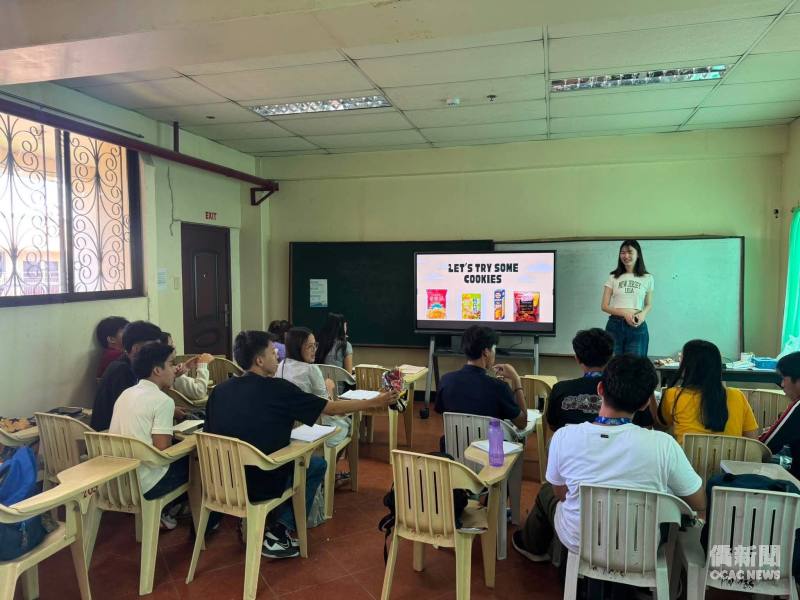 國立暨南國際大學公共行政與政策學系學生志工陪伴學生練習華語，營造活潑多元的學習環境。