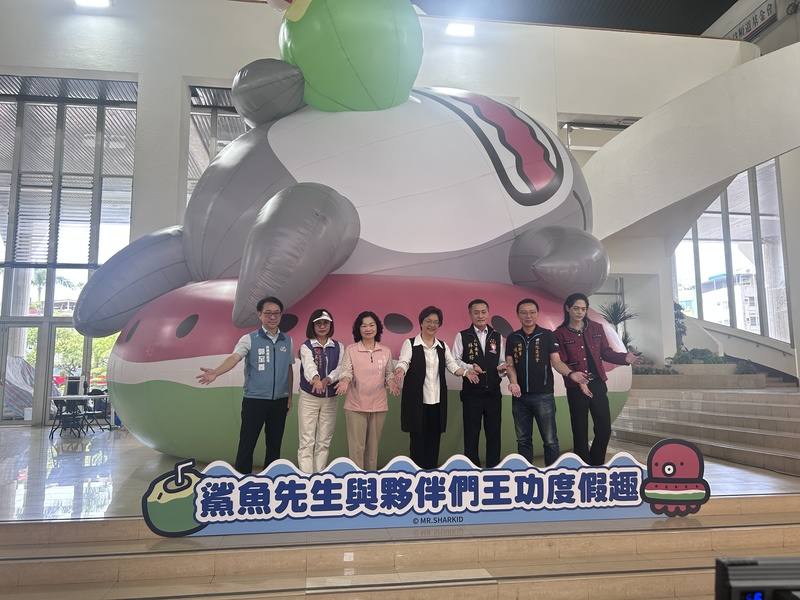 彰化縣政府22日為8月將舉行的2026王功漁火節舉辦宣傳記者會，縣長王惠美（中）指出，今年特別邀請人氣IP角色鯊魚先生參與，將以大型氣偶形式登場，與大小朋友合影互動。