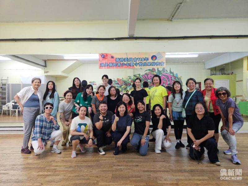 溫哥華臺灣文化中心7月21日舉辦「臺灣民俗文化體驗營」，老師和學員們在歡樂氣氛下學習臺灣文化。(臺加文化協會提供)